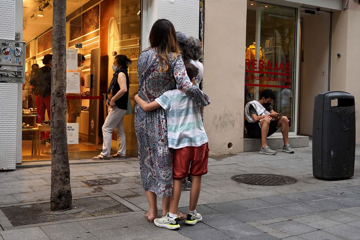 Importado de EEUU, la hiperpaternidad es un fenómeno que implica la sobreprotección de los hijos, en la imagen un niño abraza a su madre a la espera de entrar a un comercio en la calle Fuencarral en Madrid. Importado de EEUU, la hiperpaternidad es un fenómeno que implica la sobreprotección de los hijos, en la imagen un niño abraza a su madre a la espera de entrar a un comercio en la calle Fuencarral en Madrid.