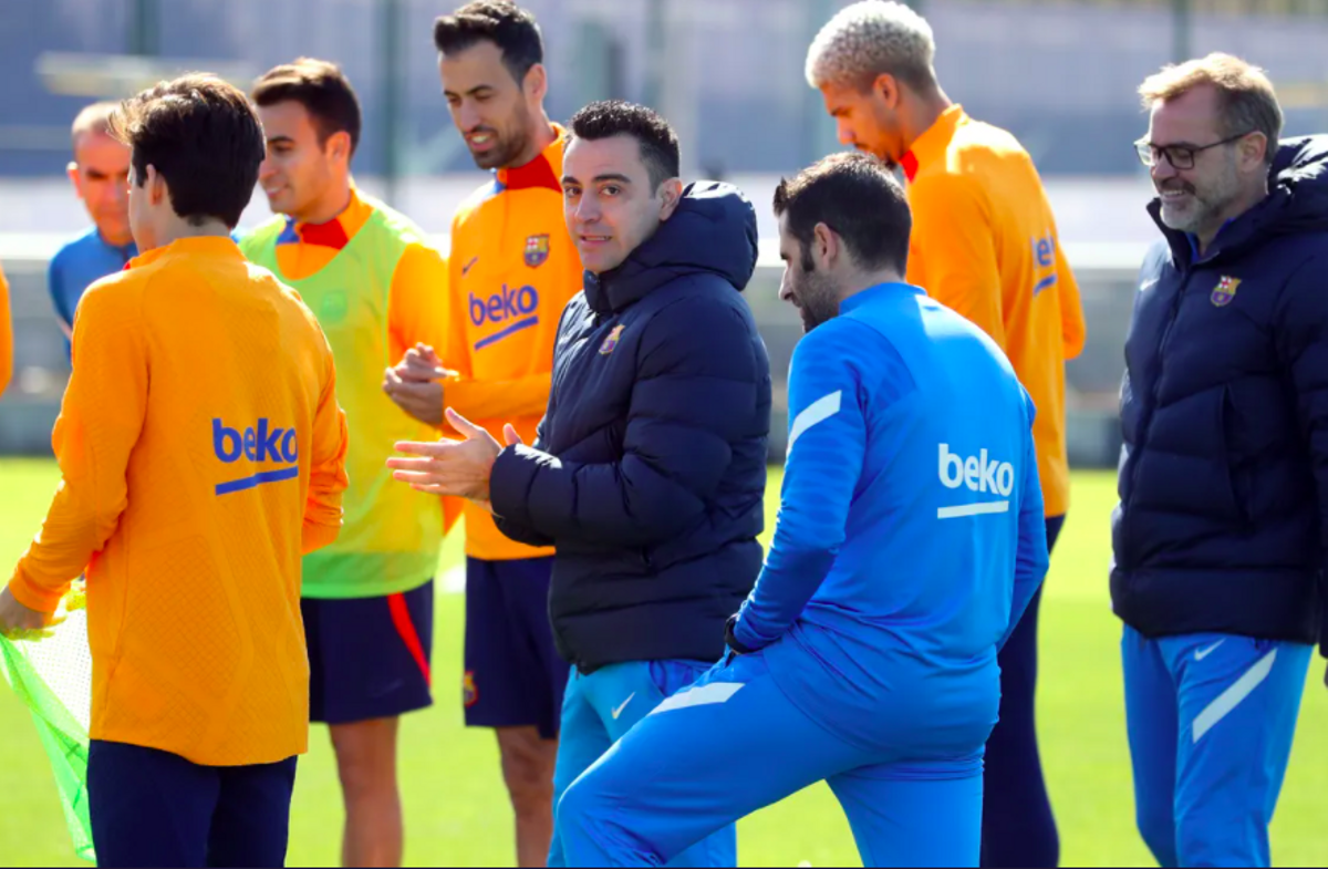 Xavi da instrucciones a sus jugadores en el entrenamiento del Barça en la ciudad deportiva de Sant Joan Despí.