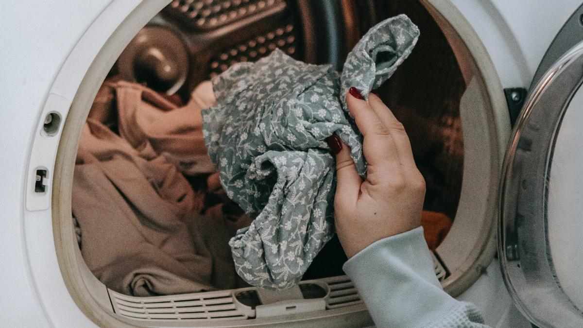 ¿Cómo puedes sacar la ropa de la secadora sin arrugas y evitar la plancha?