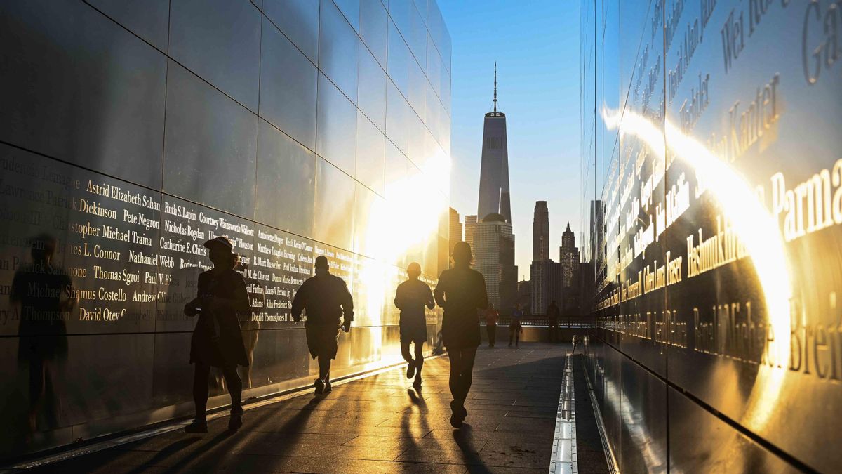 Amanecer en el memorial a las víctimas en el Liberty State Park en Jersey City. El monumento muestra algunos de los nombres de las personas que murieron el 11 de septiembre de 2001 en el ataque terrorista en Nueva York. Amanecer en el memorial a las víctimas en el Liberty State Park en Jersey City. El monumento muestra algunos de los nombres de las personas que murieron el 11 de septiembre de 2001 en el ataque terrorista en Nueva York.