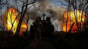 Soldados ucranianos disparan un obús contra posiciones rusas en el frente, en la región de Donetsk.