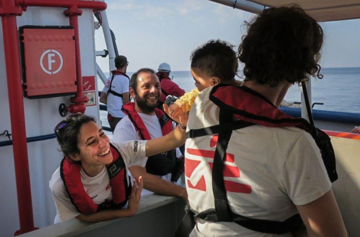 La médico María José Herrero, acaricia a un bebé rescatado en el Mediterráneo por el barco ‘Dignity 1’, de Médicos Sin Fronteras. 