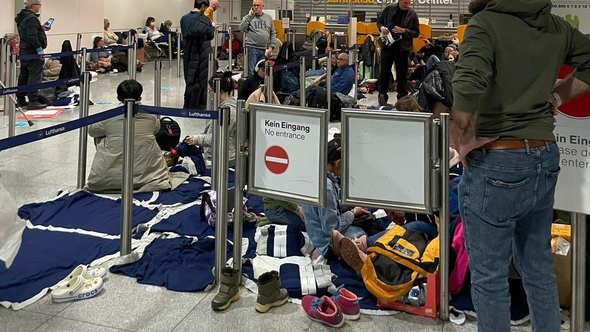 Viajeros tirados en el aeropuerto de Múnich (Alemania) tras la cancelación de su vuelo a Barcelona