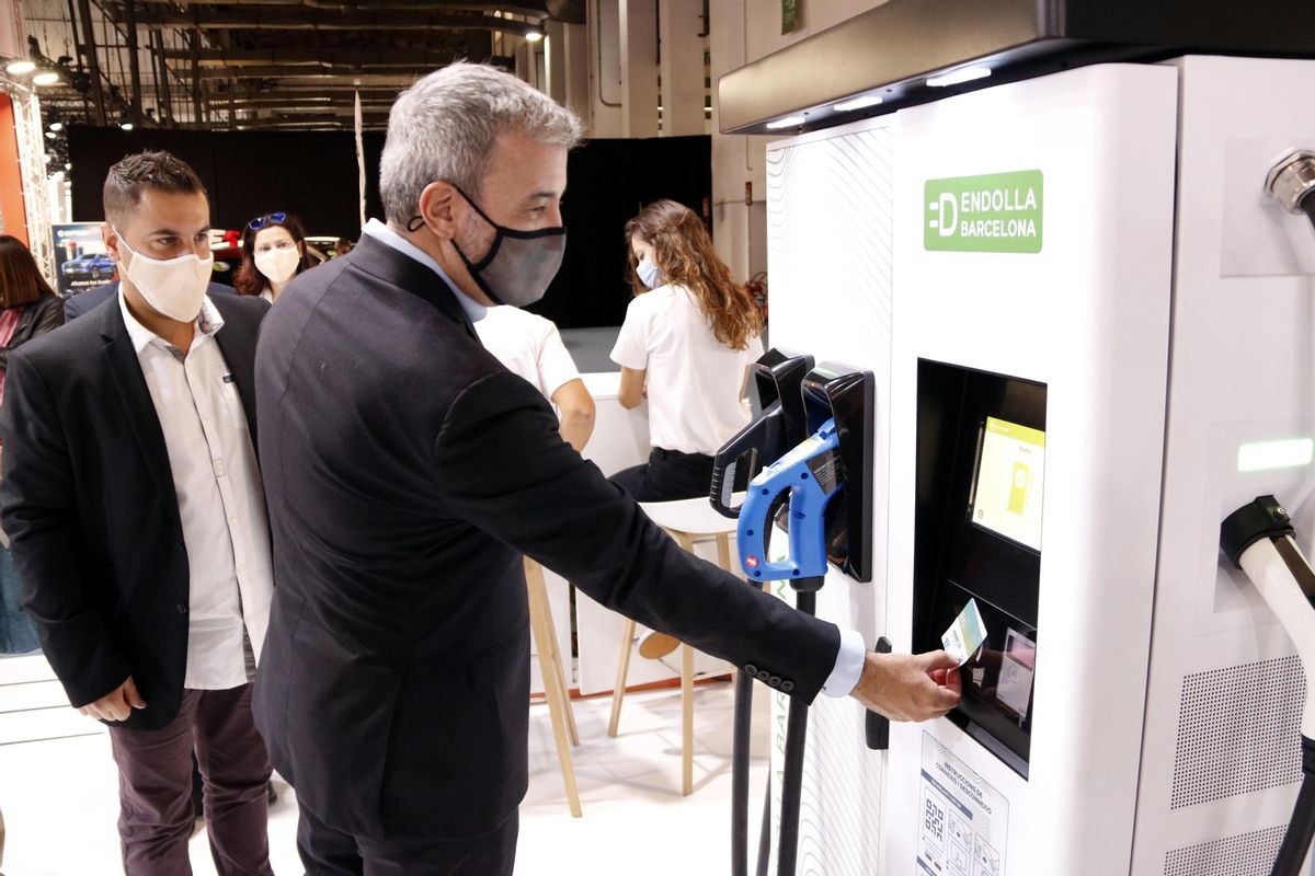 El teniente de alcalde de Barcelona, Jaume Collboini, en un punto de recarga de automóviles eléctricos. El teniente de alcalde de Barcelona, Jaume Collboini, en un punto de recarga de automóviles eléctricos.