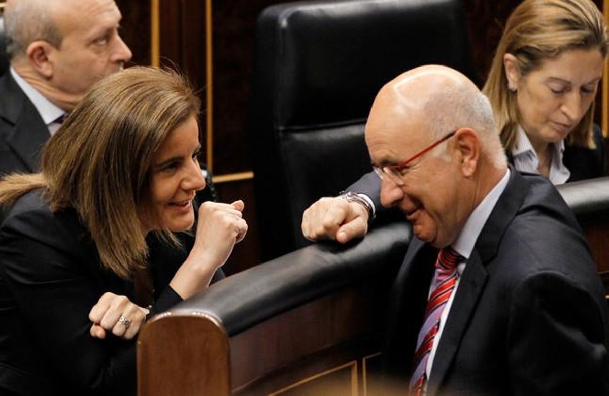 Josep Antoni Duran Lleida habla con la ministra de Empleo, Fátima Báñez, el miércoles en el Congreso. Josep Antoni Duran Lleida habla con la ministra de Empleo, Fátima Báñez, el miércoles en el Congreso.