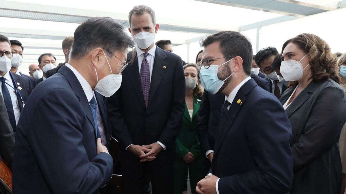 Pere Aragonès conversa con el presidente de Corea del Sur, Moon Jae-in, ante la mirada de Felipe VI, en la Reunión Anual del Cercle d’Economia. Pere Aragonès conversa con el presidente de Corea del Sur, Moon Jae-in, ante la mirada de Felipe VI, en la Reunión Anual del Cercle d’Economia.