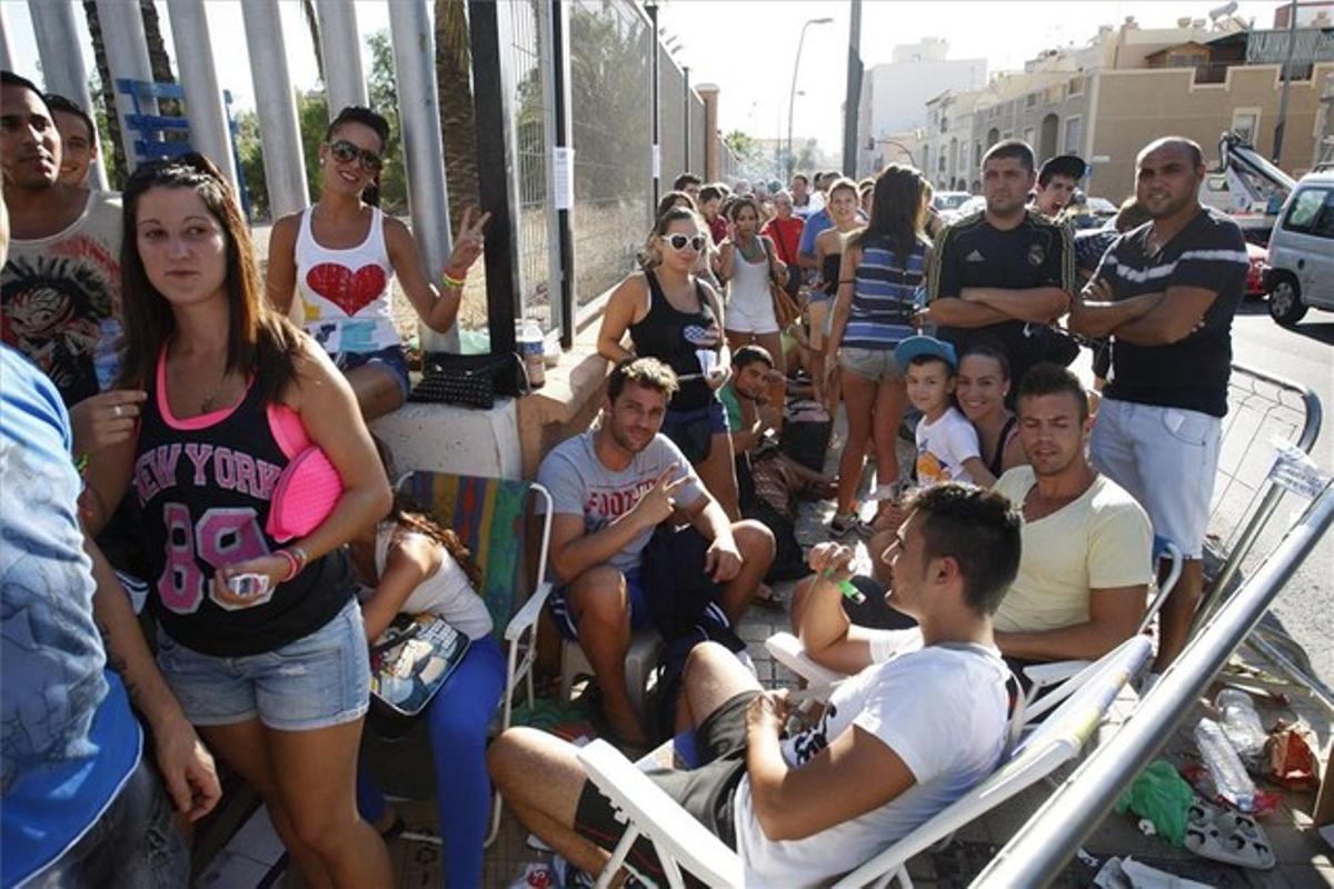 Personas llegadas de toda España, en la cola para el ’casting’ de ’Exodus’ el pasado 8 de agosto.