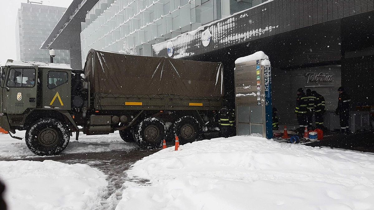 Miembros de la Unidad Militar de Emergecias en la sede de Telefónica en Madrid, tras el paso del temporal filomena. Miembros de la Unidad Militar de Emergecias en la sede de Telefónica en Madrid, tras el paso del temporal filomena.