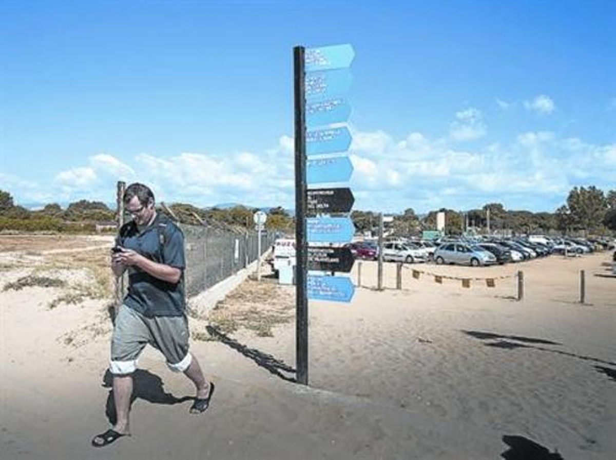 TOT AL MÒBIL Un home consulta, ahir, a Viladecans, la nova aplicació per a telèfons mòbils creada per l’AMB per donar informació sobre les platges. TOT AL MÒBIL Un home consulta, ahir, a Viladecans, la nova aplicació per a telèfons mòbils creada per l’AMB per donar informació sobre les platges.