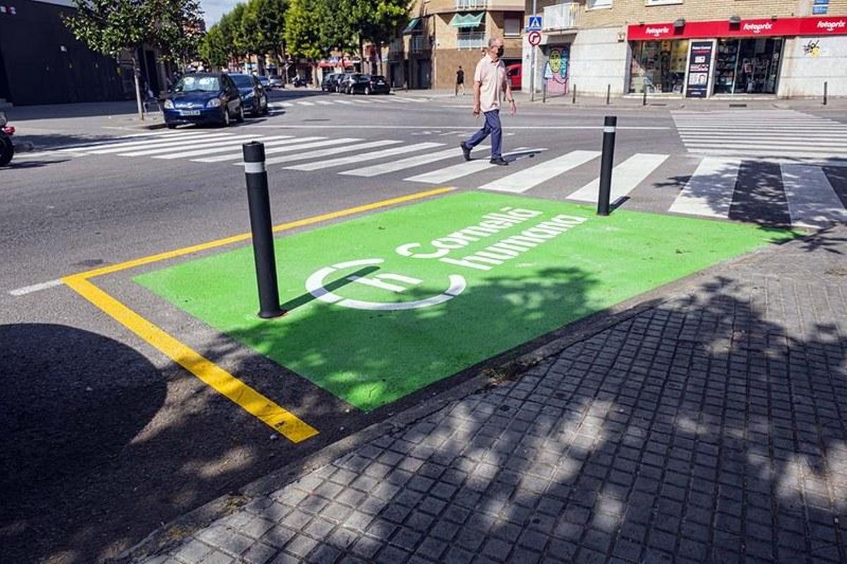 Cornellà mejora los pasos de peatones para hacerlos más visibles y seguros Cornellà mejora los pasos de peatones para hacerlos más visibles y seguros
