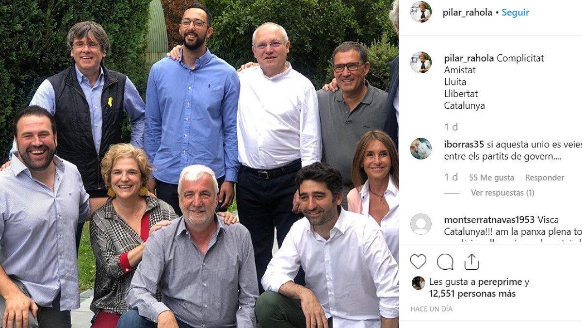 La periodista Pilar Rahola ha compartido una imagen de los asistentes a la paella de verano con amigos de Puigdemont en Waterloo.