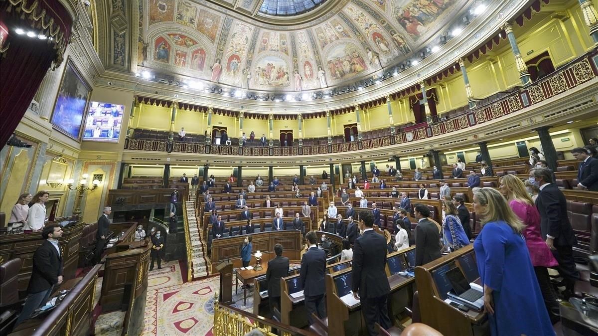 Minuto de silencio en el hemiciclo del Congreso por la víctimas del coronavirus Minuto de silencio en el hemiciclo del Congreso por la víctimas del coronavirus