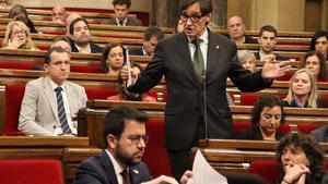 El líder del PSC, Salvador Illa, dirigiéndose al ’president’ Aragonès durante el pleno del Parlament