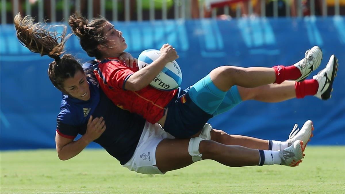 La española Patricia García, plazada por la francesa Elodie Guiglion en un partido de rugby de los Juegos de Río.