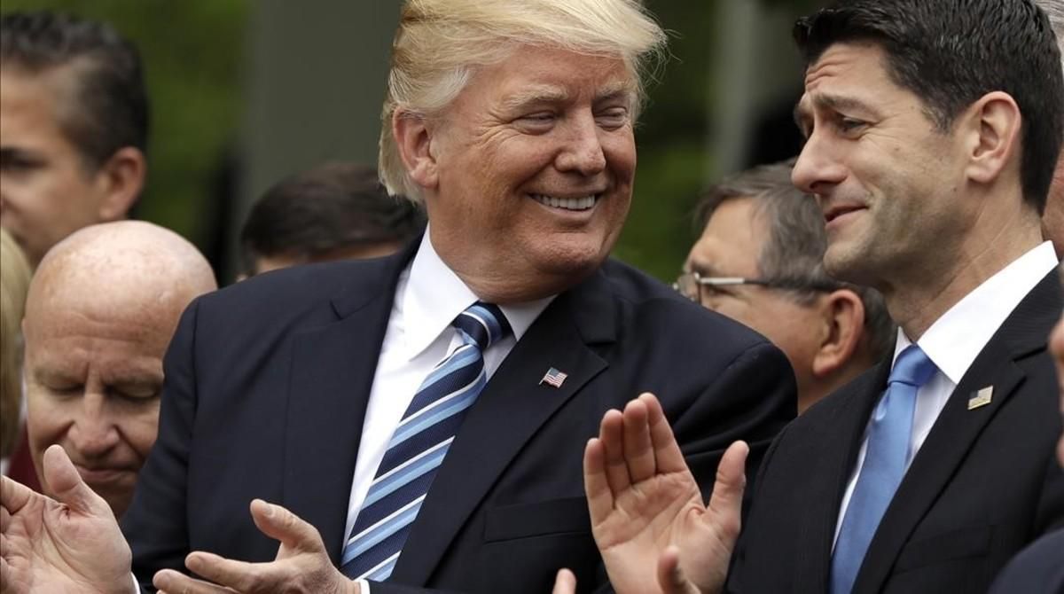Trump y el presidente de la Cámara de Representantes, Paul Ryan, tras la aprobación de la reforma sanitaria, este jueves. Trump y el presidente de la Cámara de Representantes, Paul Ryan, tras la aprobación de la reforma sanitaria, este jueves.