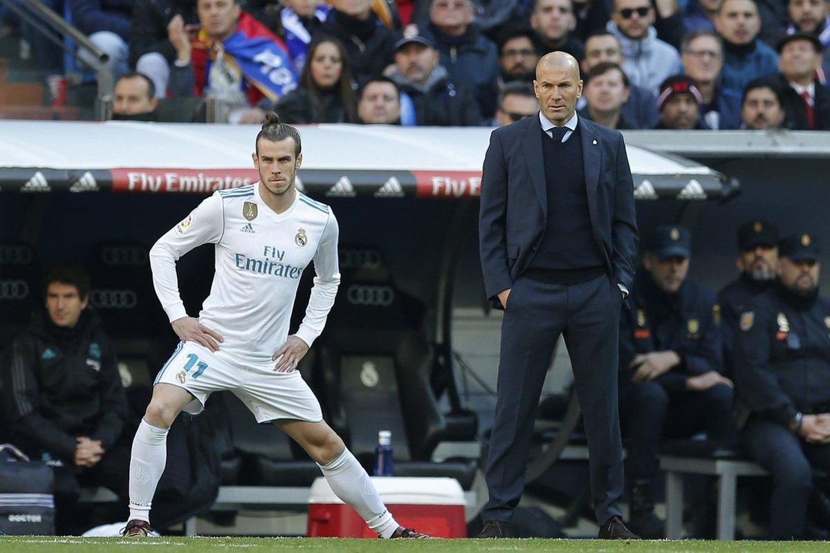 Gareth Bale (i) junto a Zidane durante un partido del Madrid. Gareth Bale (i) junto a Zidane durante un partido del Madrid.