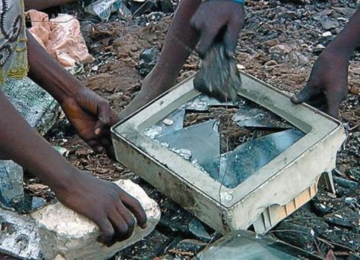 EL RASTRO DE LA CADUCIDAD 3 Imagen del chip que inutiliza la impresora al llegar al número programado de páginas (sobre estas líneas). Tras averiarse se envía a vertederos en Ghana (arriba). A la izquierda, documento con el pacto para que las bombillas solo duren 1.000 horas. EL RASTRO DE LA CADUCIDAD 3 Imagen del chip que inutiliza la impresora al llegar al número programado de páginas (sobre estas líneas). Tras averiarse se envía a vertederos en Ghana (arriba). A la izquierda, documento con el pacto para que las bombillas solo duren 1.000 horas.