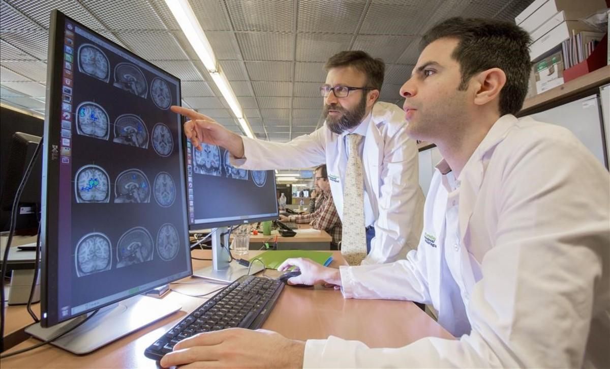 El doctor José Luis Molinuevo, al fondo, muestra imágenes del cerebro en la Fundació Pasqual Maragall. El doctor José Luis Molinuevo, al fondo, muestra imágenes del cerebro en la Fundació Pasqual Maragall.