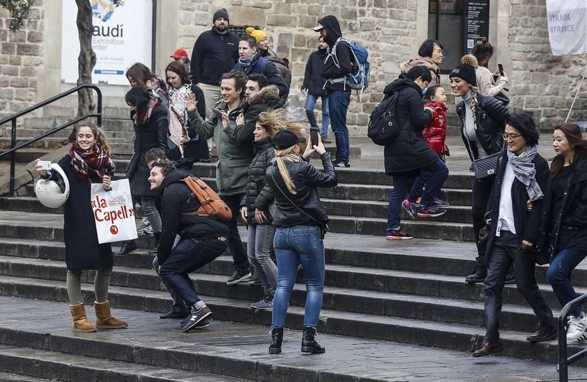 Turistas en la catedral de Barcelona, la semana pasada. Turistas en la catedral de Barcelona, la semana pasada.