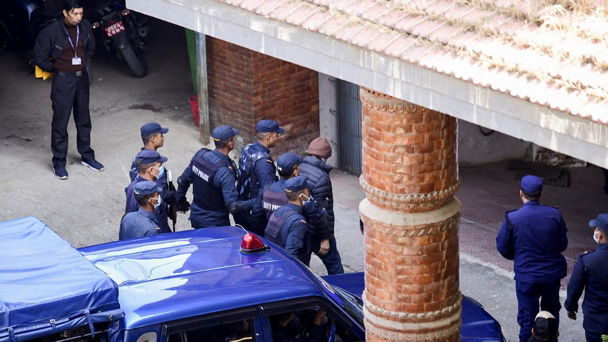 Los policías escoltan a Charles Sobhraj (R) a la oficina de inmigración en Katmandú 