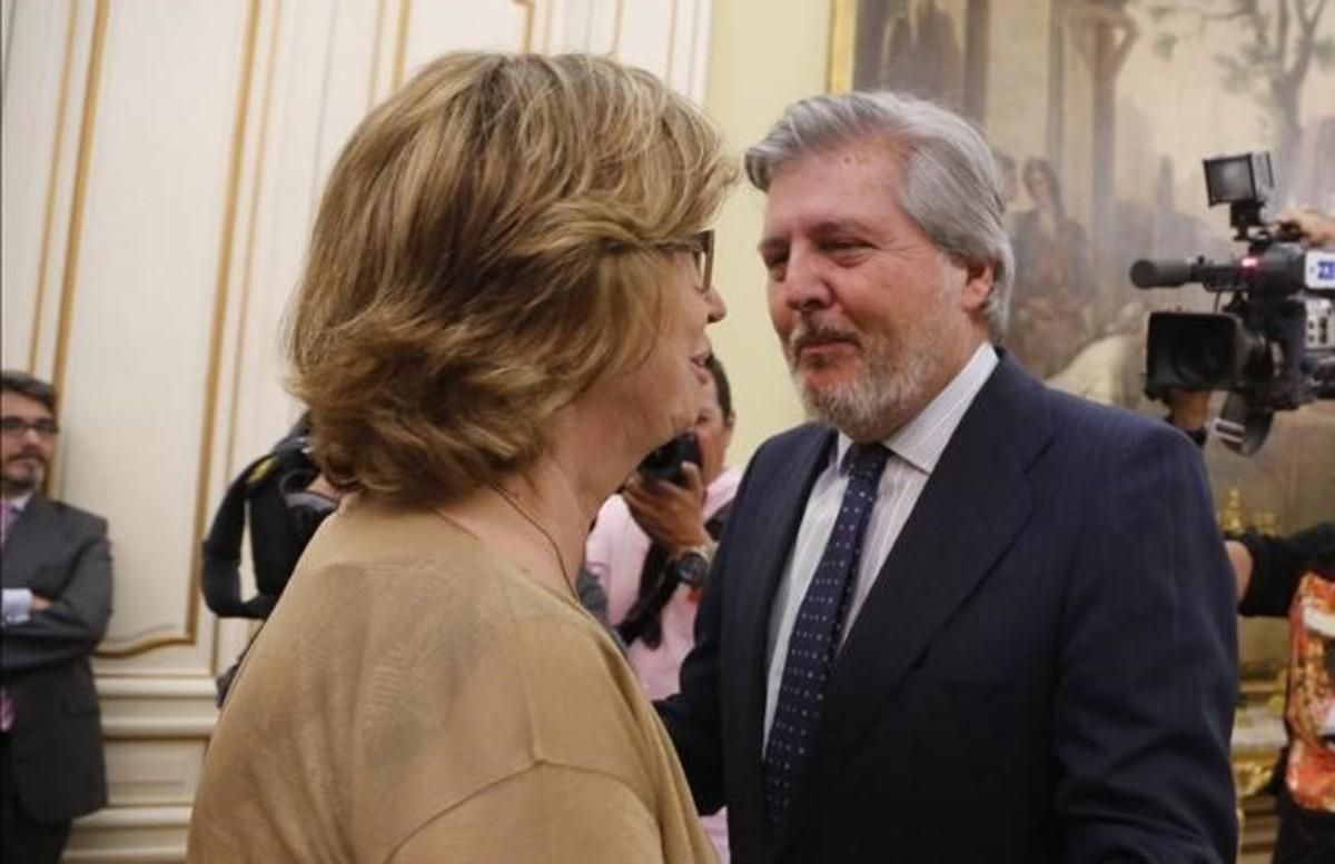 El ministro Íñigo Méndez de Vigo saluda a la entonces ’consellera’ de Ensenyament, Irene Rigau, en la primera y de momento única reunión de la Conferencia Sectorial de Educación que ha convocado, el pasado 13 de agosto. El ministro Íñigo Méndez de Vigo saluda a la entonces ’consellera’ de Ensenyament, Irene Rigau, en la primera y de momento única reunión de la Conferencia Sectorial de Educación que ha convocado, el pasado 13 de agosto.