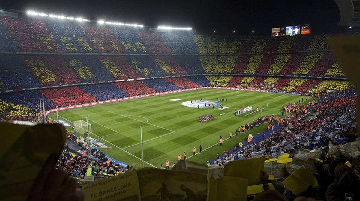 Vista del interior del Camp Nou, antes de un Barça-Madrid, con las gradas cubiertas por un mosaico.