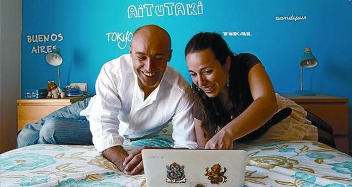 Marc Elena y Mireia Salvador, en su habitación, con nombres de lugares a los que han viajado en la pared. Marc Elena y Mireia Salvador, en su habitación, con nombres de lugares a los que han viajado en la pared.