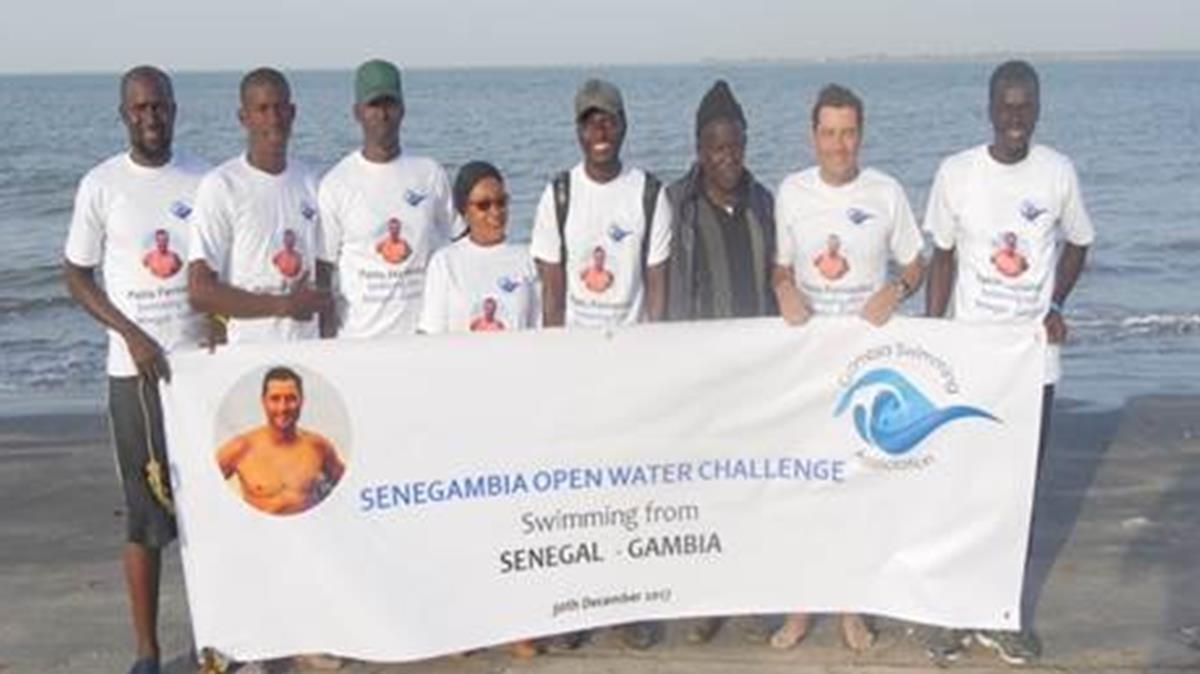 Foto del grupo que participó en el récord de cruzar a nado los 26 kilómetros del estrecho Senegal-Gambia.