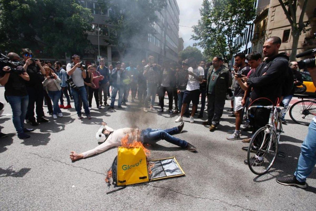 Protesta de trabajadores de Glovo frente a la sede de la empresa en Barcelona. Protesta de trabajadores de Glovo frente a la sede de la empresa en Barcelona.