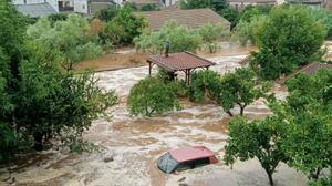 Un coche arrastrado por las inundaciones en Volos (Grecia), este martes.