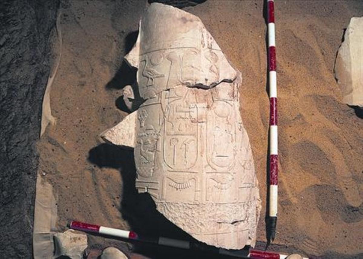 Fragmento de columna con el nombre de Amenhotep III, hallado en la tumba de un visir en Asasif (Luxor).