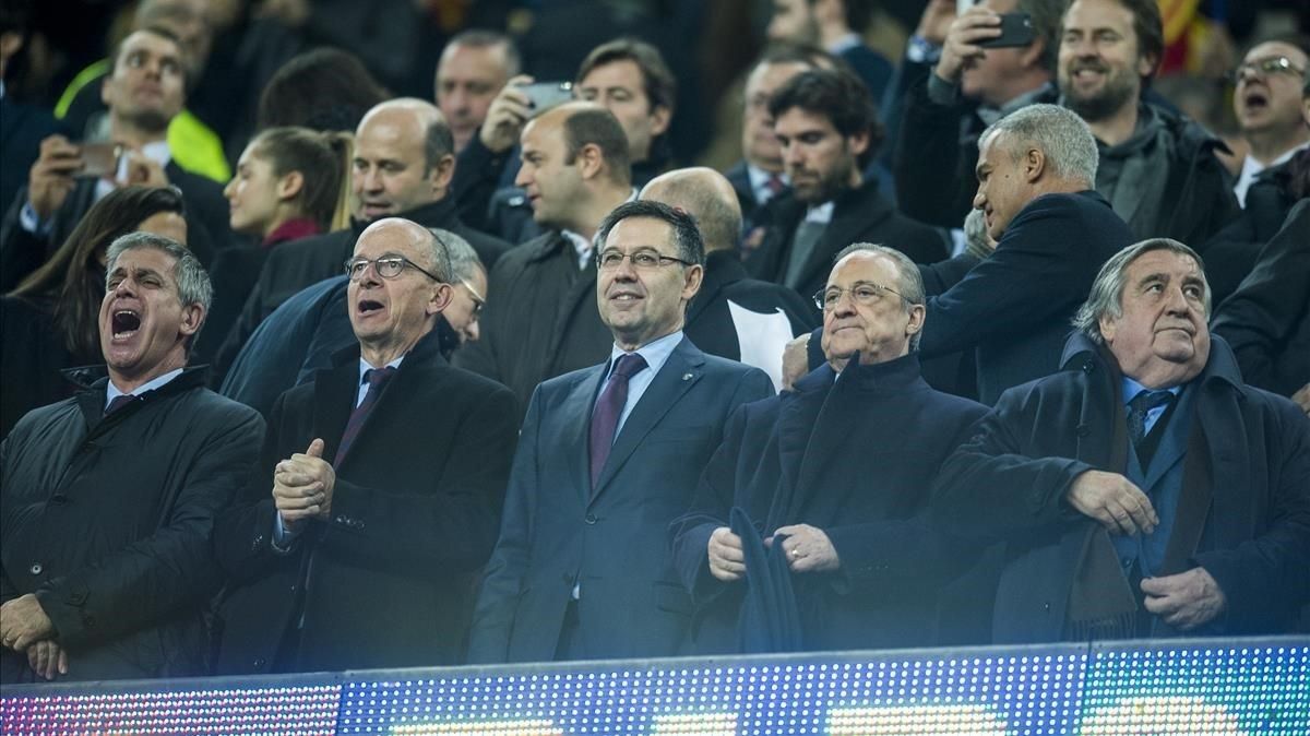 El palco del Camp Nou, en el primer clásico de la copa. Florentino Pérez (a la izquierda de Bartomeu). El palco del Camp Nou, en el primer clásico de la copa. Florentino Pérez (a la izquierda de Bartomeu).