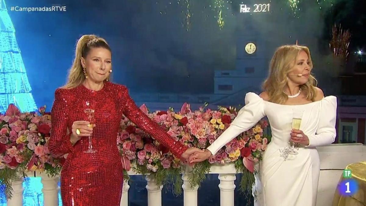 Anne Igartiburu y Ana Obregón en las Campanadas 2020 de RTVE.