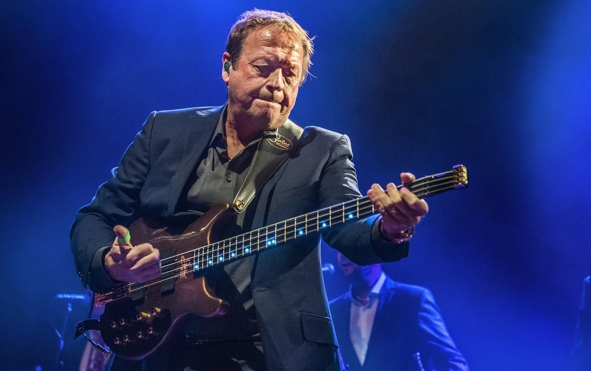 Mark King, cantante y bajo de Level 42, durante su actuación en la sala Razzmatazz el pasado febrero. Mark King, cantante y bajo de Level 42, durante su actuación en la sala Razzmatazz el pasado febrero.