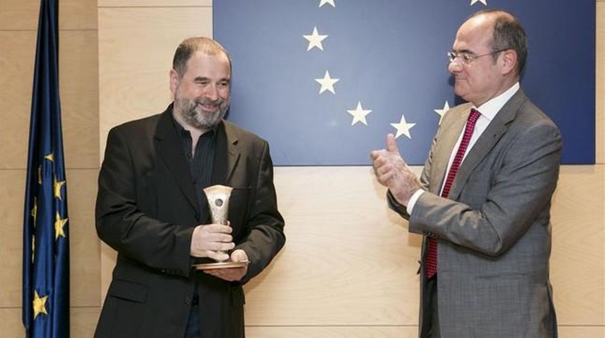 Oliveras (izquierda) recibe el premio de manos de Jaume Duch, portavoz del Parlamento Europeo, este viernes en Barcelona. Oliveras (izquierda) recibe el premio de manos de Jaume Duch, portavoz del Parlamento Europeo, este viernes en Barcelona.
