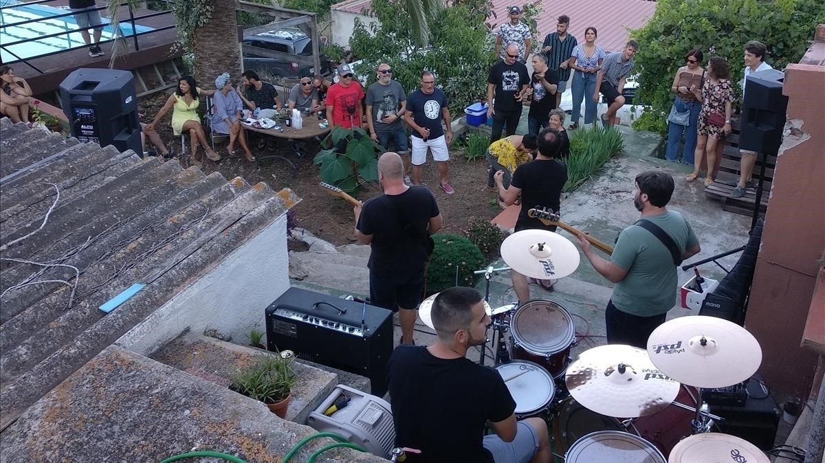 Una imagen del concierto autogestionado realizado en una finca cercana a Amposta. Una imagen del concierto autogestionado realizado en una finca cercana a Amposta.