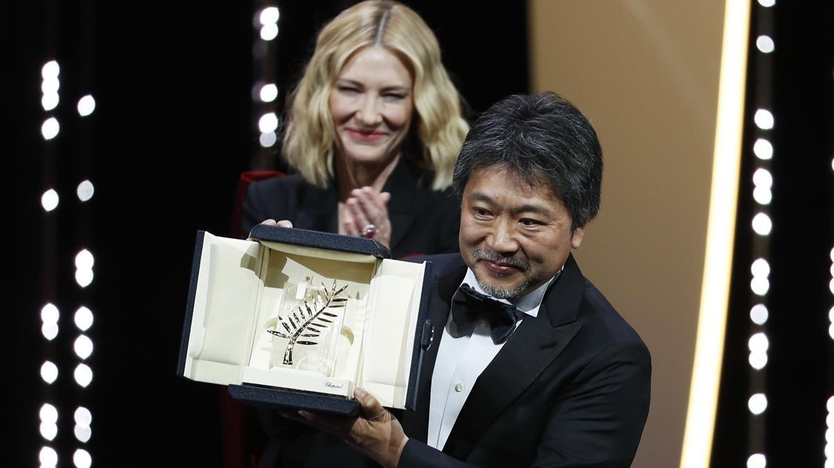 Hirozaku Koreeda, con Cate Blanchett, presidenta del jurado, en Cannes.