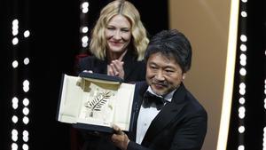 Hirozaku Koreeda, con Cate Blanchett, presidenta del jurado, en Cannes.
