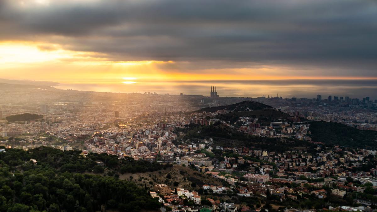 Nubes bajas tras la lluvia en Barcelona, al amanecer, el 24 de abril del 2023.