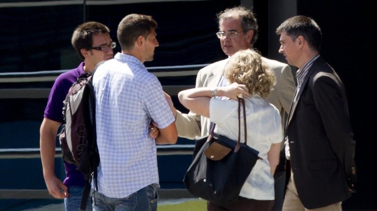 El juez Joaquín Aguirre, en el centro con gafas, en uno de los registros del ’caso Macedonia’. El juez Joaquín Aguirre, en el centro con gafas, en uno de los registros del ’caso Macedonia’.