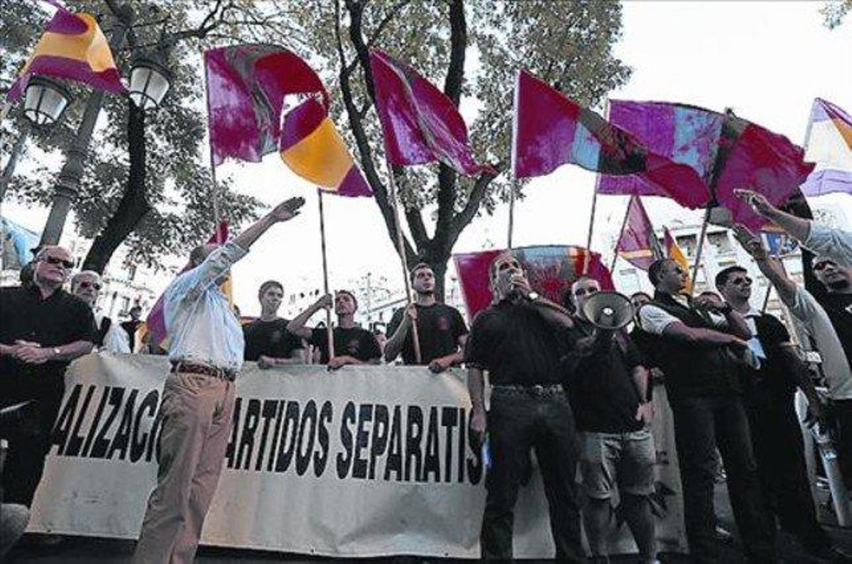 Grups d’ultradreta, ahir, davant el Centre Blanquerna de Madrid. Grups d’ultradreta, ahir, davant el Centre Blanquerna de Madrid.