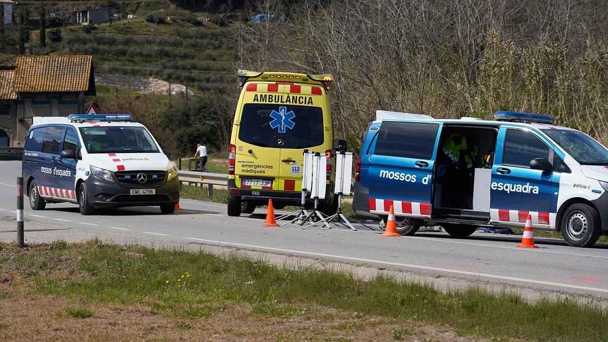 Mossos y una ambulancia en la conocida como ’carretera de la vergonya’, tras un accidente mortal. Mossos y una ambulancia en la conocida como ’carretera de la vergonya’, tras un accidente mortal.