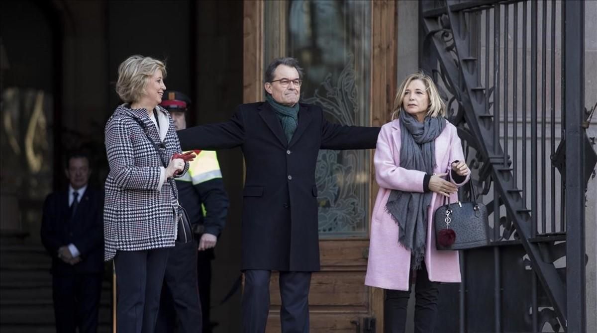 Irene Rigau, Artur Mas y Joana Ortega a las puertas del TSJC el primer día del juicio por el 9-N, en febrero del 2017. Irene Rigau, Artur Mas y Joana Ortega a las puertas del TSJC el primer día del juicio por el 9-N, en febrero del 2017.