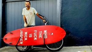 Pau Donés, con su tabla de surf en Los Ángeles