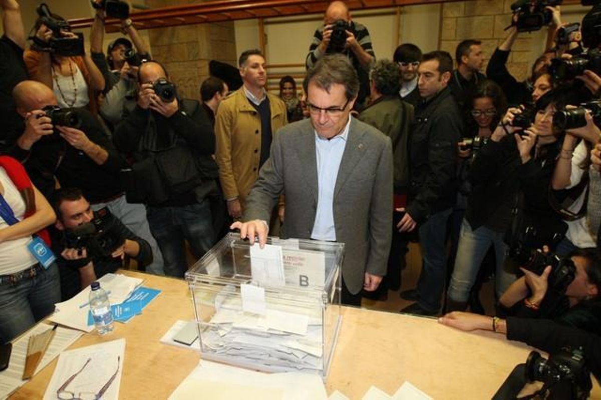 Artur Mas, en el momento de depositar su voto. Artur Mas, en el momento de depositar su voto.