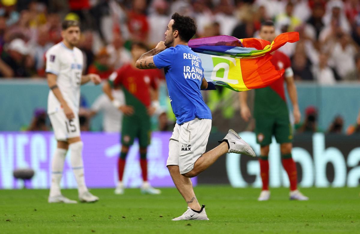 Un espontani irromp en el Portugal-Uruguai amb una bandera LGTBI