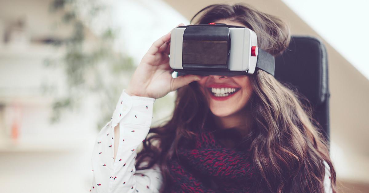 Un usuario utiliza las gafas de realidad virtual para experimentar nuevas situaciones.