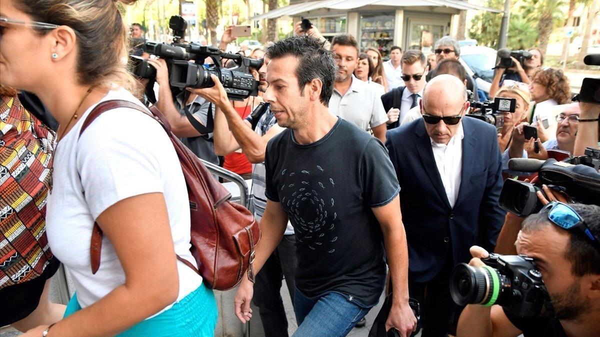 Ángel Cruz, padre del pequeño Gabriel, entra en la Audiencia de Almería antes de la notificación del veredicto.