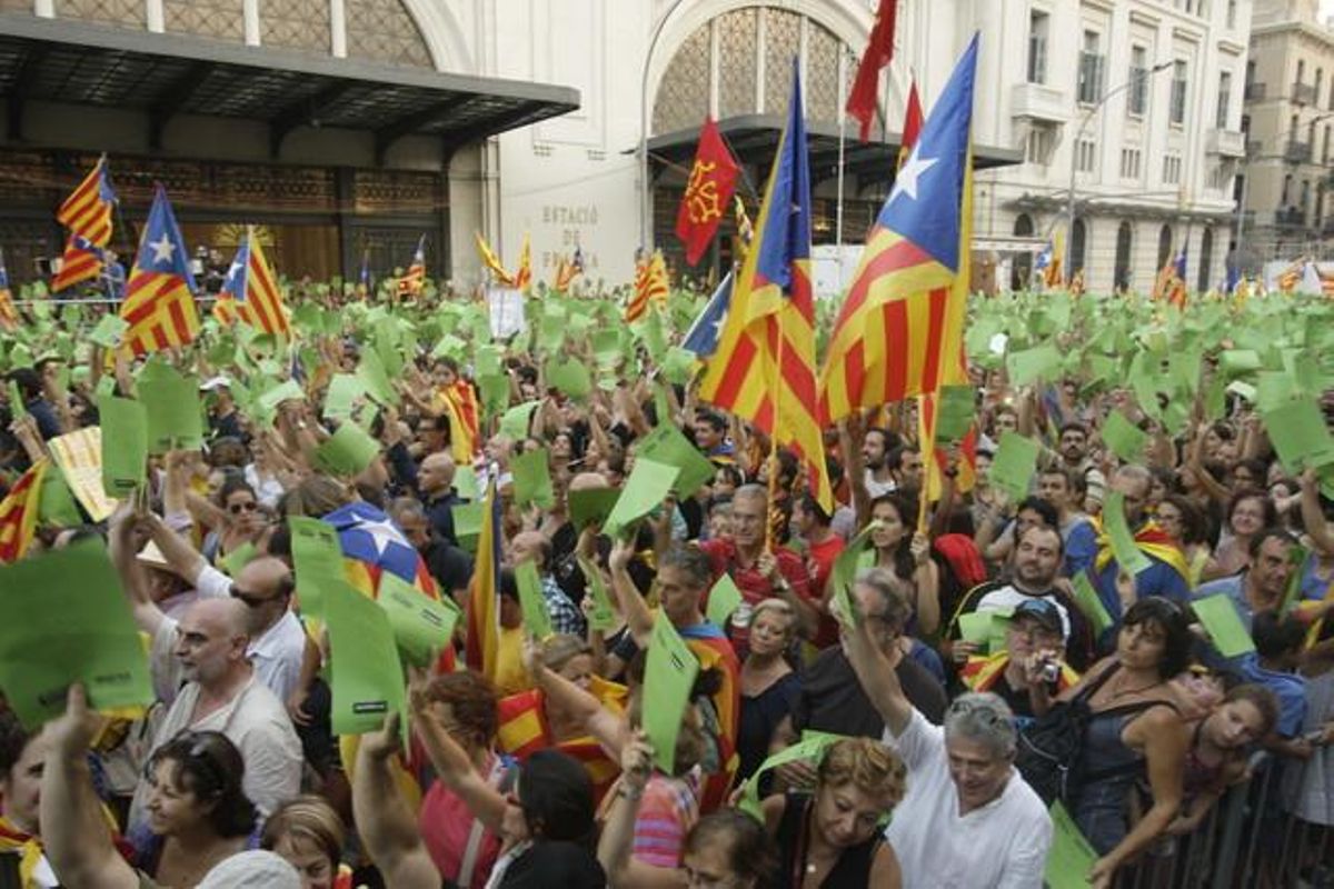 Una marea verde, durante el acto final de la Diada, en el parque de la Ciutadella. Una marea verde, durante el acto final de la Diada, en el parque de la Ciutadella.