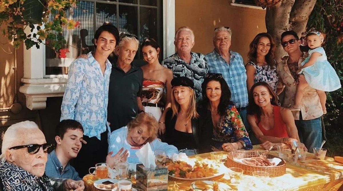 Kirk Douglas posa con su familia, el 22 de junio del 2019.